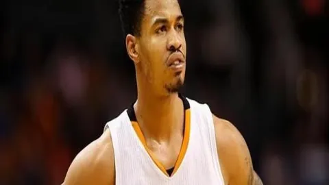 兹维列夫和鲁德晋级年终总决赛半决赛，阿尔卡拉斯止步八强